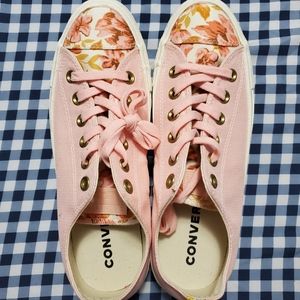 BNWOB Converse sneakers 8.5